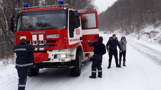 8 младежи в два автомобила са закъсали в снежните преспи