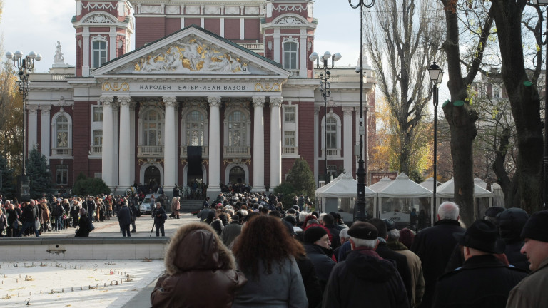 Черен флаг е спуснат на фасадата на Народния театър, където