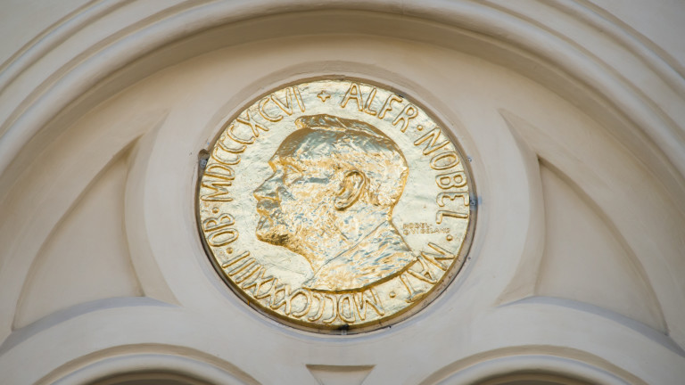 Той спечели Нобел, но не могат да го открият, за да му  го съобщят