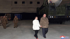 Ким Чен Ун показа на света нова ракета и дъщеря си