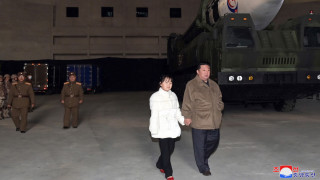 Севернокорейският лидер Ким Чен Ун е наблюдавал междуконтинентална балистична ракета