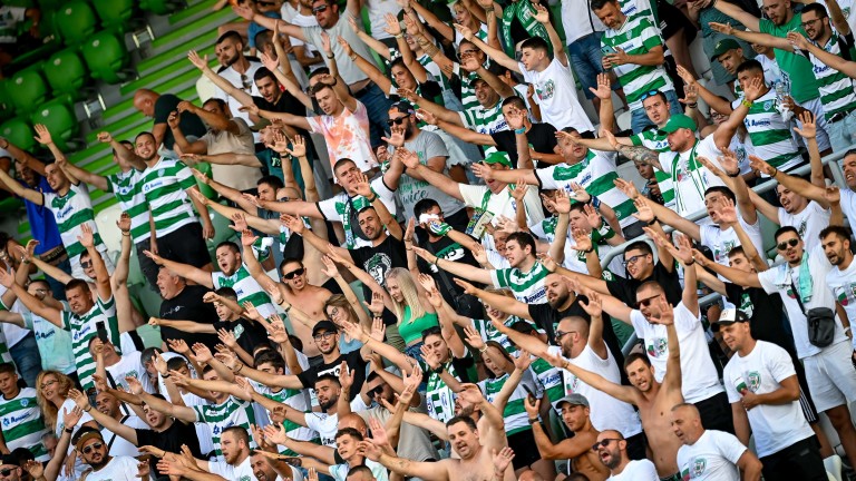 С подходящо облекло и без телефони в агитката на Черно море