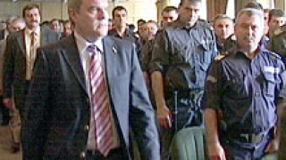 Оневиниха полицаите за боя на фоторепортера