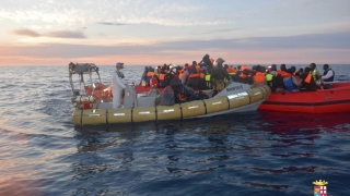 Спасиха 103 мигранти от изпотрошена яхта край остров Крит