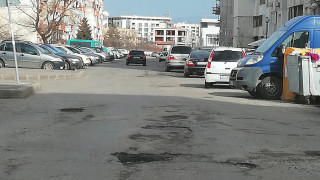 Столичани плащат "Зелена зона" за паркиране на улица без асфалт