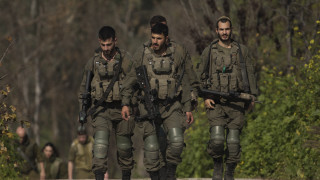 Израелски войници мародерстват домове в Ливан, показва видео, заснето от самите тях