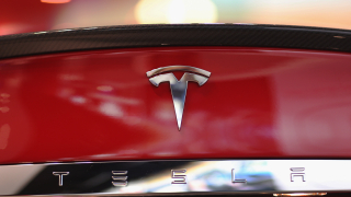 Акциите на Tesla падат със 7%. Надценена ли е компанията?