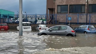 Силна буря наводни десетки сгради и улици в Хасково снощи