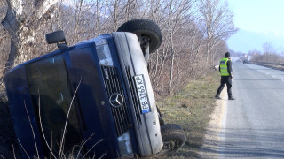 Пиян военен се вряза с колата си в микробус край Казанлък