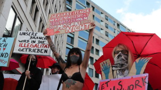 Десетки проститутки въоръжени си надуваема секс кукла организираха протест в