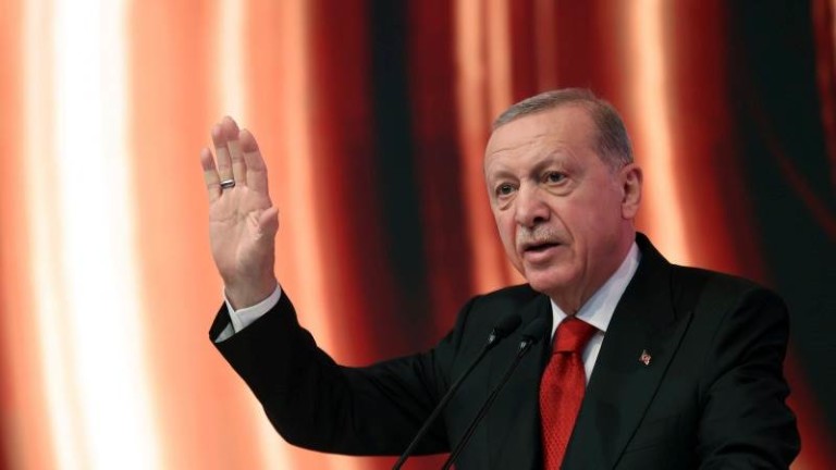 Турският президент Реджеп Тайип Ердоган помилва седем бивши висши военни,