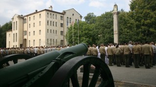 Най сериозният проблем пред въоръжените сили няма да бъде решен а