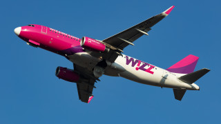 Авиокомпания Wizz Air временно преустановява всички свои полети от и