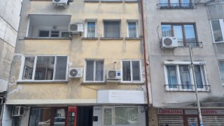 Криминално проявен намушка с нож в главата 21 годишно момиче и