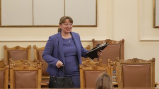 Новият социален министър Деница Сачева лобира пред депутатите от ДПС