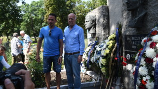 Ръководство служители ветерани и привърженици на Левски поднесоха венци и