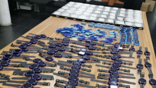 Митнически служители откриха десетки нелегално пренасяни смарт часовници на ГКПП