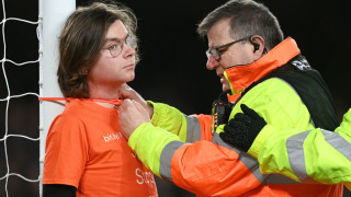 Фен се завърза за вратата на Евертън през второто полувреме