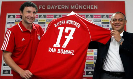 Отнемат капитанската лента на Ван Бомел