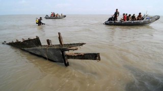 Най малко 21 души са загинали след като лодка им се