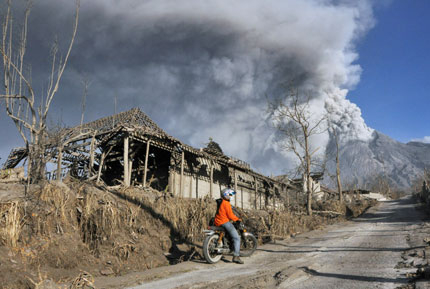 Изригване на вулкана Локон затвори важно индонезийско летище
