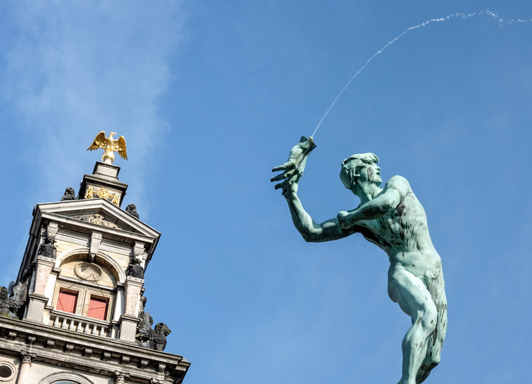 Фонтанът Брабо в центъра на Антверпен