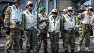 Самолетоносачът "Карл Винсън" се насочи към Корейския полуостров