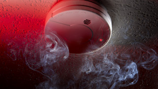 Пожарникарите във Велико Търново монтират датчици за дим в домовете