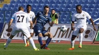 Днес от 17 30 часа Дунав приема Славия в последен мач