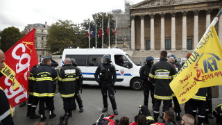 Полицията в Париж използва сълзотворен газ срещу протестиращи пожарникари