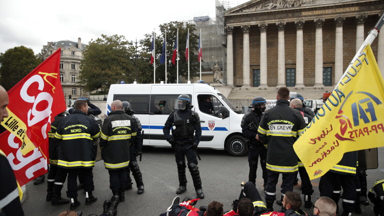 Френската полиция използва сълзотворен газ и водни оръдия в сблъсъци