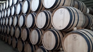 Семейният бизнес за  ръчно производство на бъчви за вино, който носи годишни продажби до $2 милиона