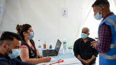 Covid-19 инфекциите се увеличават в Гърция, лекарите призовават маските да се върнат в болниците