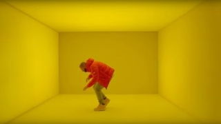 Дрейк в ритъма на „Назад, назад, моме Калино“ (видео)