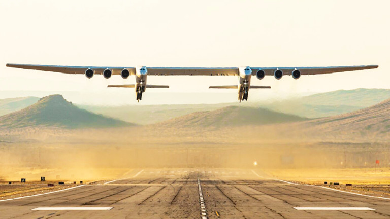 Stratolaunch, който е най-големият самолет в света и е летял