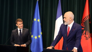 Френският президент Еманюел Макрон по време на посещение в Албания