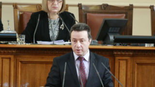 Не мина предложението на социалистите за поименно гласуване на дълга