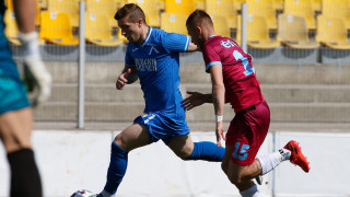 Защитникът на Левски Драган Михайлович използва една от социалните