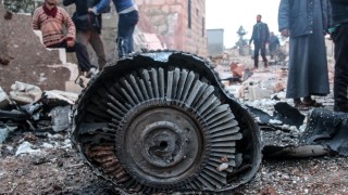 Пилотът на сваления руски щурмовак Су 25 се бори с екстремистите