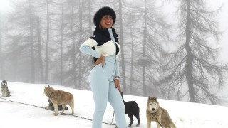 Джорджина е секси и в снега