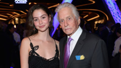 Как изглежда порасналата дъщеря на Майкъл Дъглас - Карис Зита Дъглас