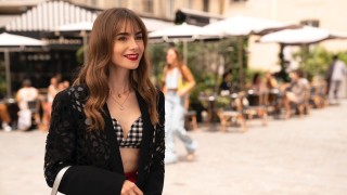 Emily in Paris не случайно се превърна в един от