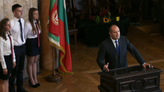 Радев призова учениците да отстояват духовността, човечността и достойнството