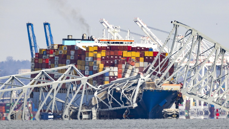 948-футов контейнеровоз се разби в четирилентов мост в американското пристанище