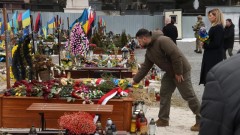 Зеленски посети военно гробище и болница в Лвов
