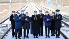 Южна Корея строи "мирна" жп линия, докато Северна Корея изстрелва ракета