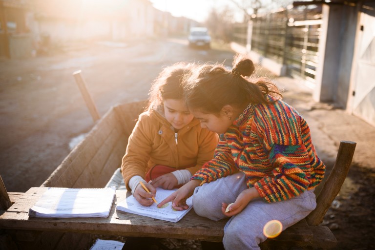 Две девойки се радват на получени коледни дарове от незнайни добродетели