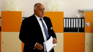 Лидерът на ГЕРБ Бойко Борисов гласува в Банкя с желание