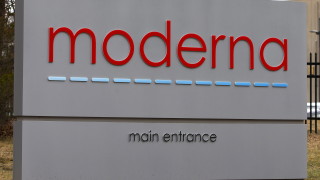 Компанията Moderna вече подготвя специфичен за новия вариант на коронавируса