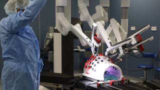 Военномедицинската академия ВМА въвежда роботизирана хирургия Da Vinci Xi съобщиха от